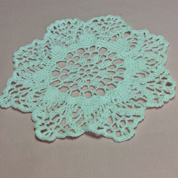 FINAL SALE PRICE Vintage 4 Pc Small Doily Set - Picture 2 of 8